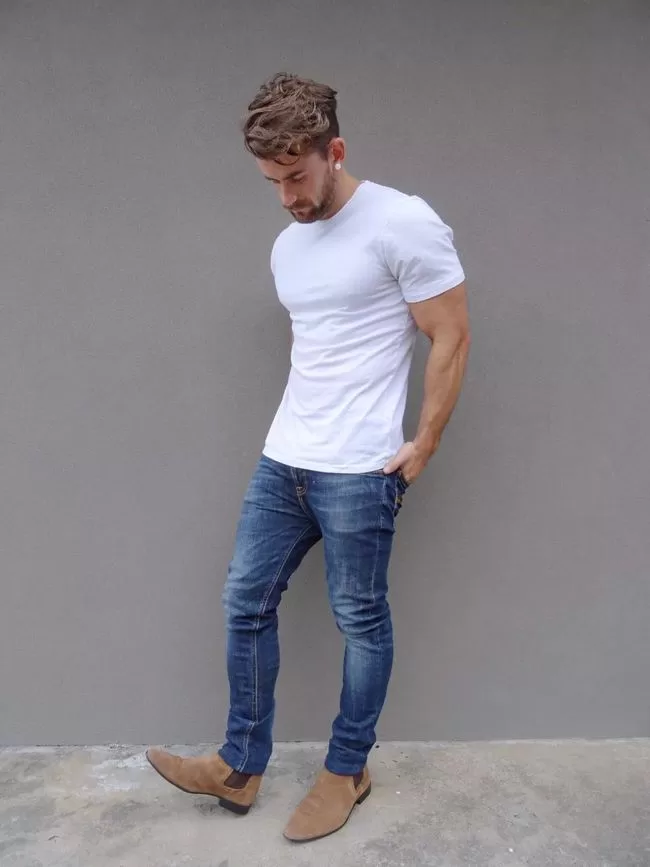 Look com camiseta branca básica e jeans escuro